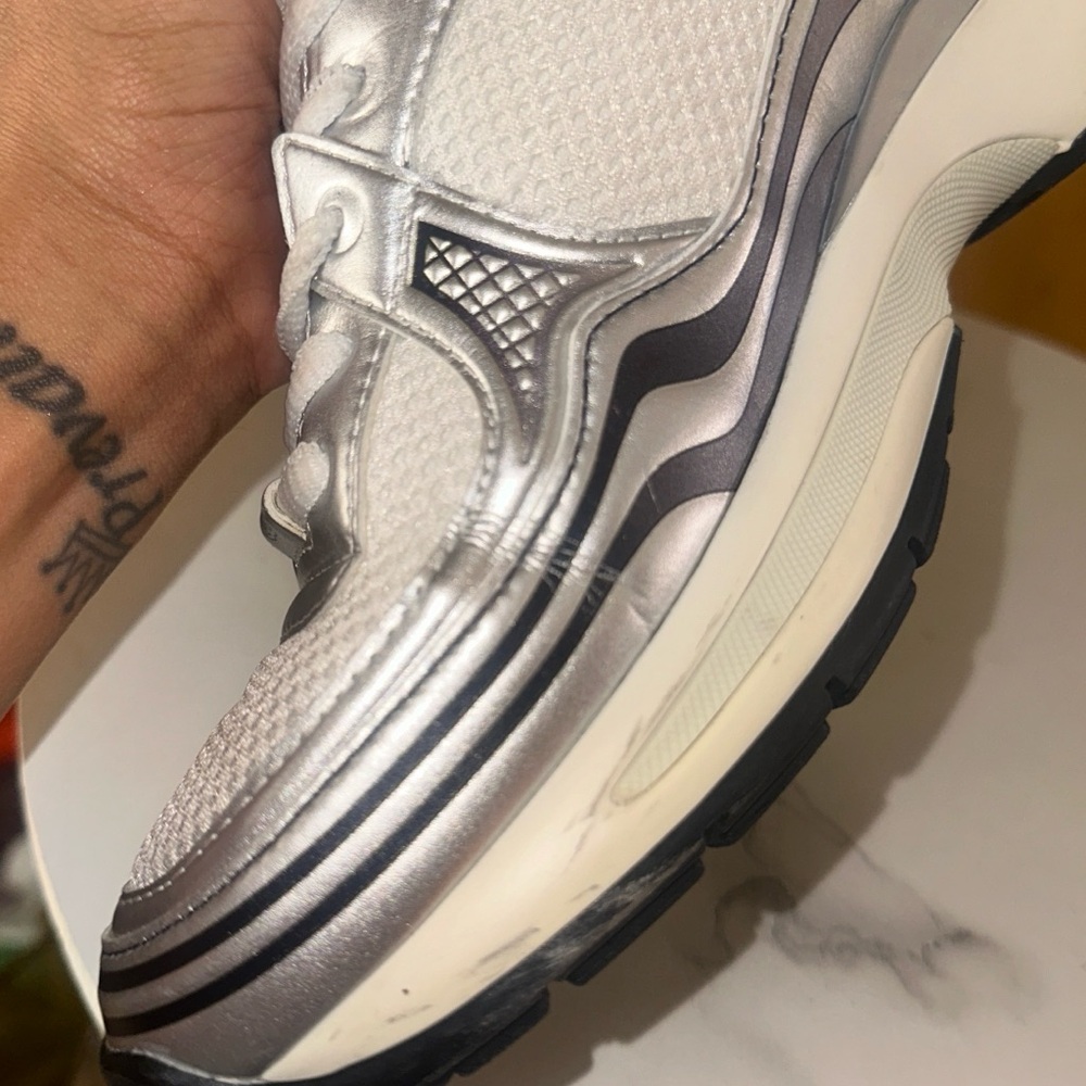 Barley worn channel sneakers, slight indent in toe area, plastic/fabric - Picture 5 of 11